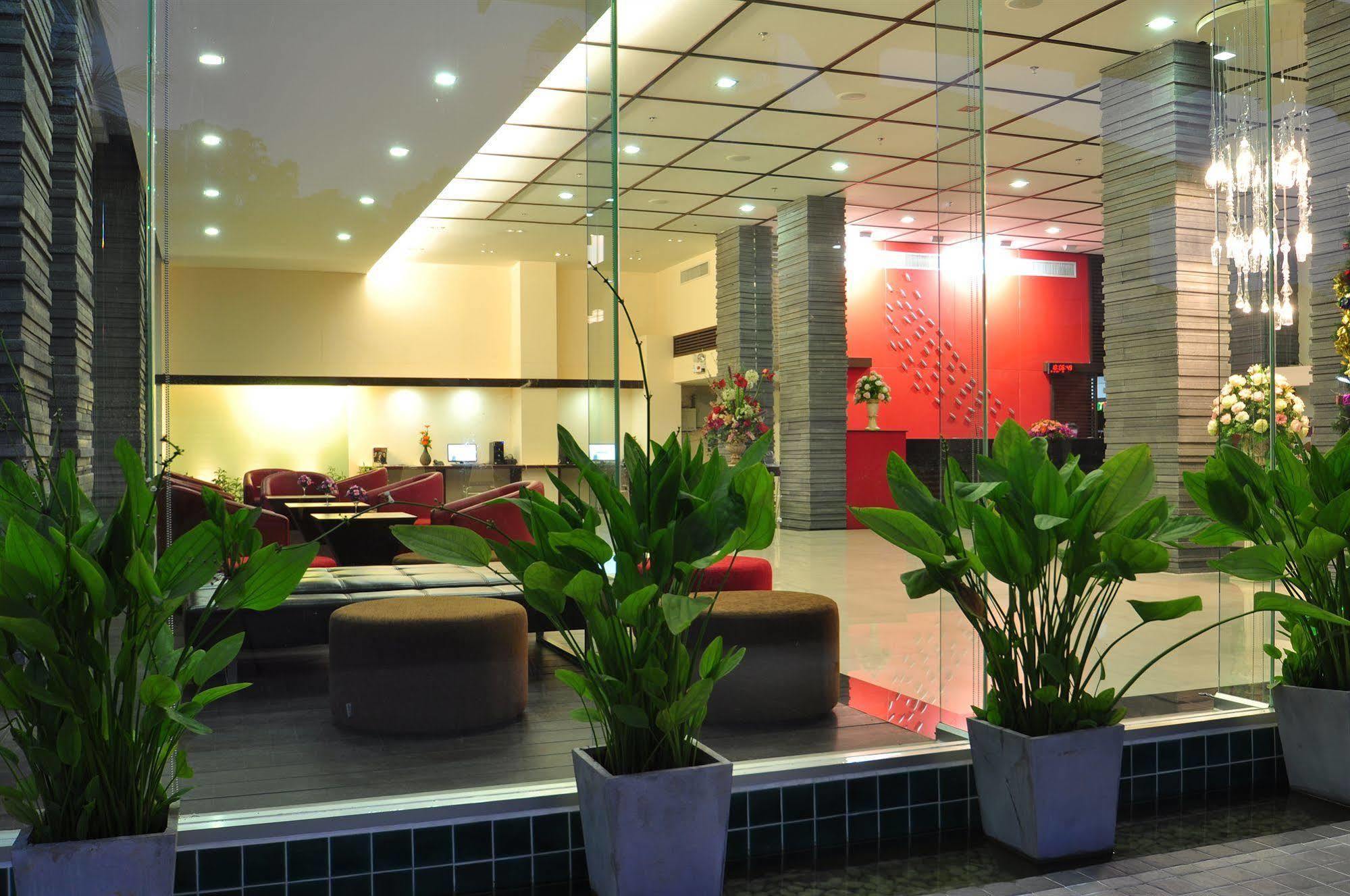 Mayflower Grande Hotel Chiang Mai Exterior photo